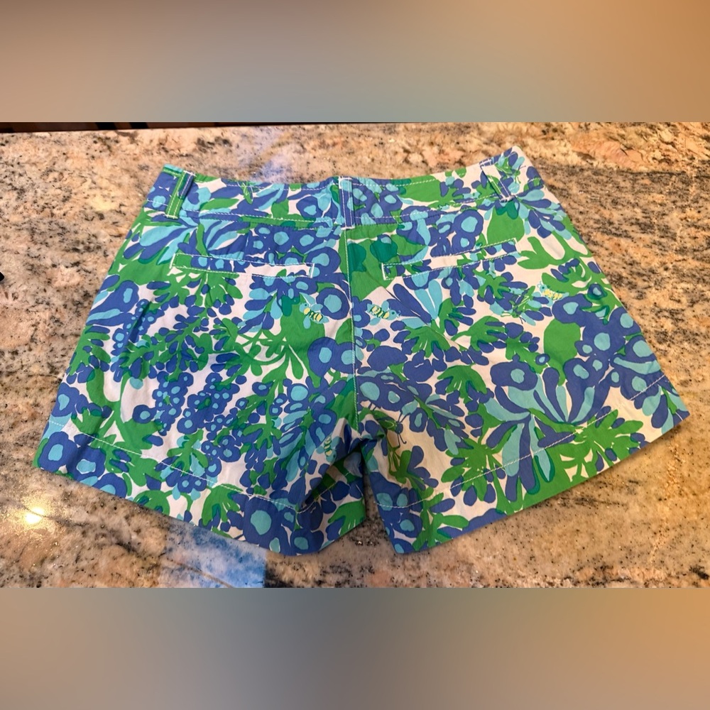 Lilly Pulitzer Floral Size 4 Shorts. EUC. Back pockets are still stitched closed